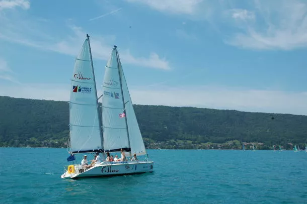 Navigation sur le lac d'Annecy en voilier