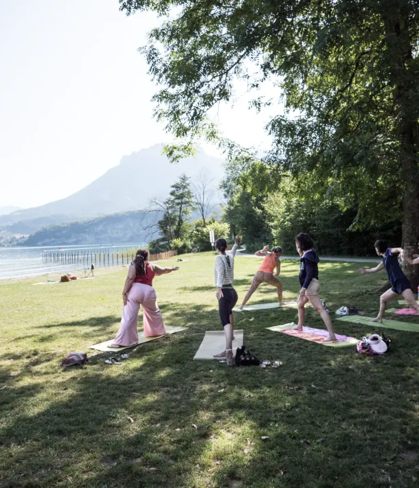 Activité bien être sur plage avec le Yoga