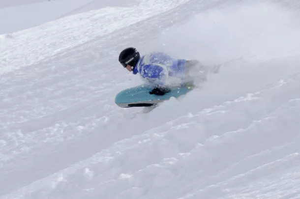Descente en luge à la neige