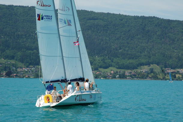 Voilier colllectif sur le lac d'Annecy