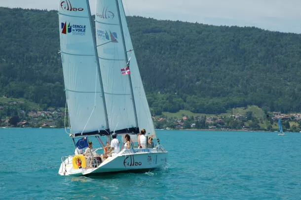 Voilier colllectif sur le lac d'Annecy