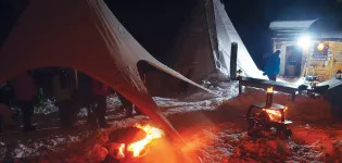 Soirée d'hiver dans un village de tipis 