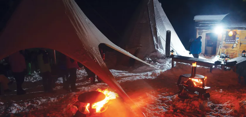 Soirée d'hiver dans un village de tipis 