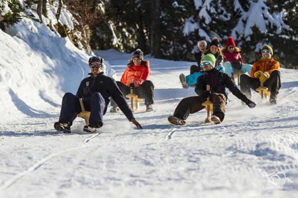 Paret tobogganing in Le Semnoz