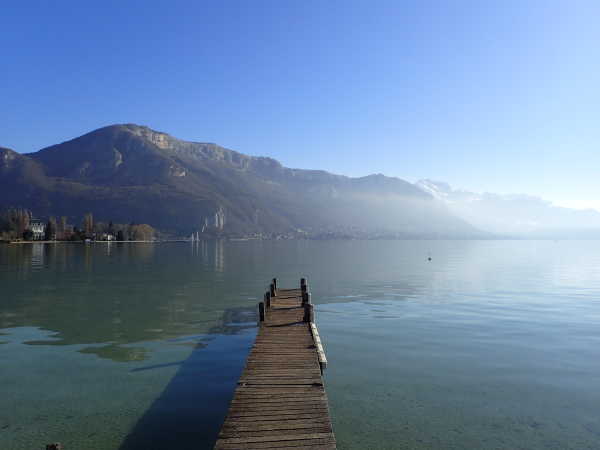 lac d'annecy et montagne