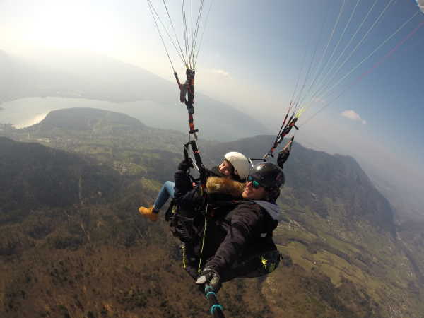 vol en parapente au dessus du lac