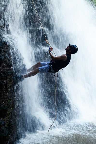 canyoning rappel cascade